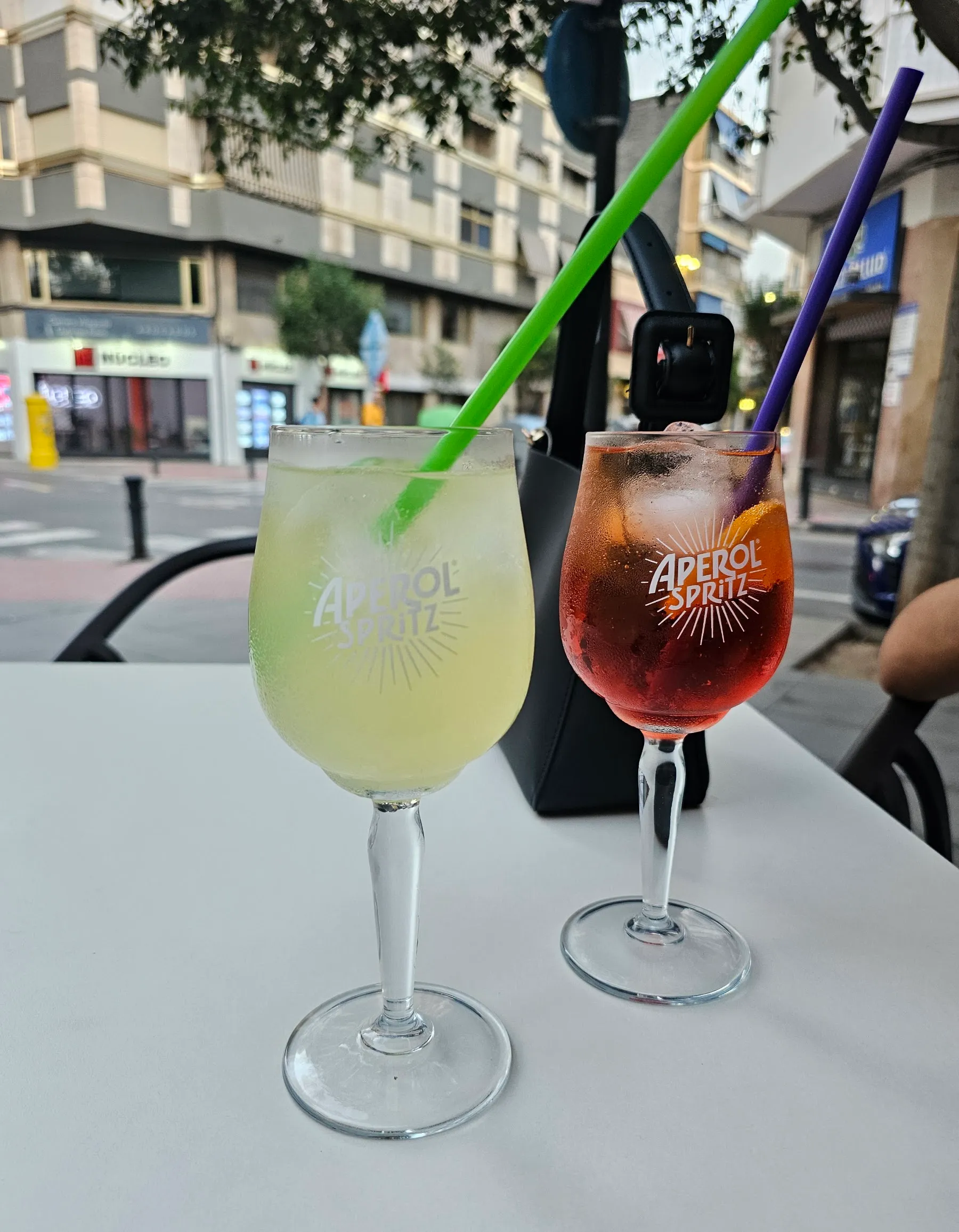 Dos spritz con pajita en una mesa blanca de la terraza