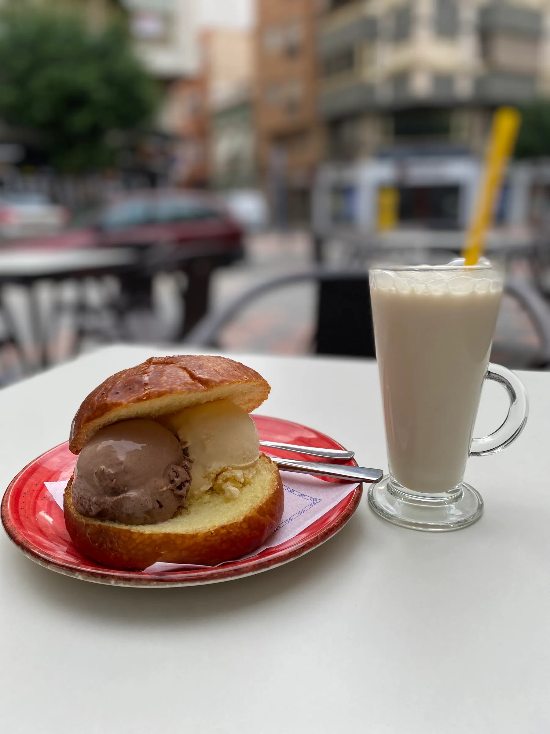 Horchata y bollo con helado