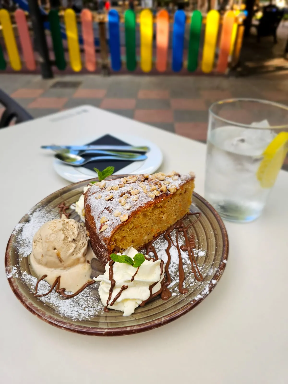 Tarta de zanahoria con helado y nata