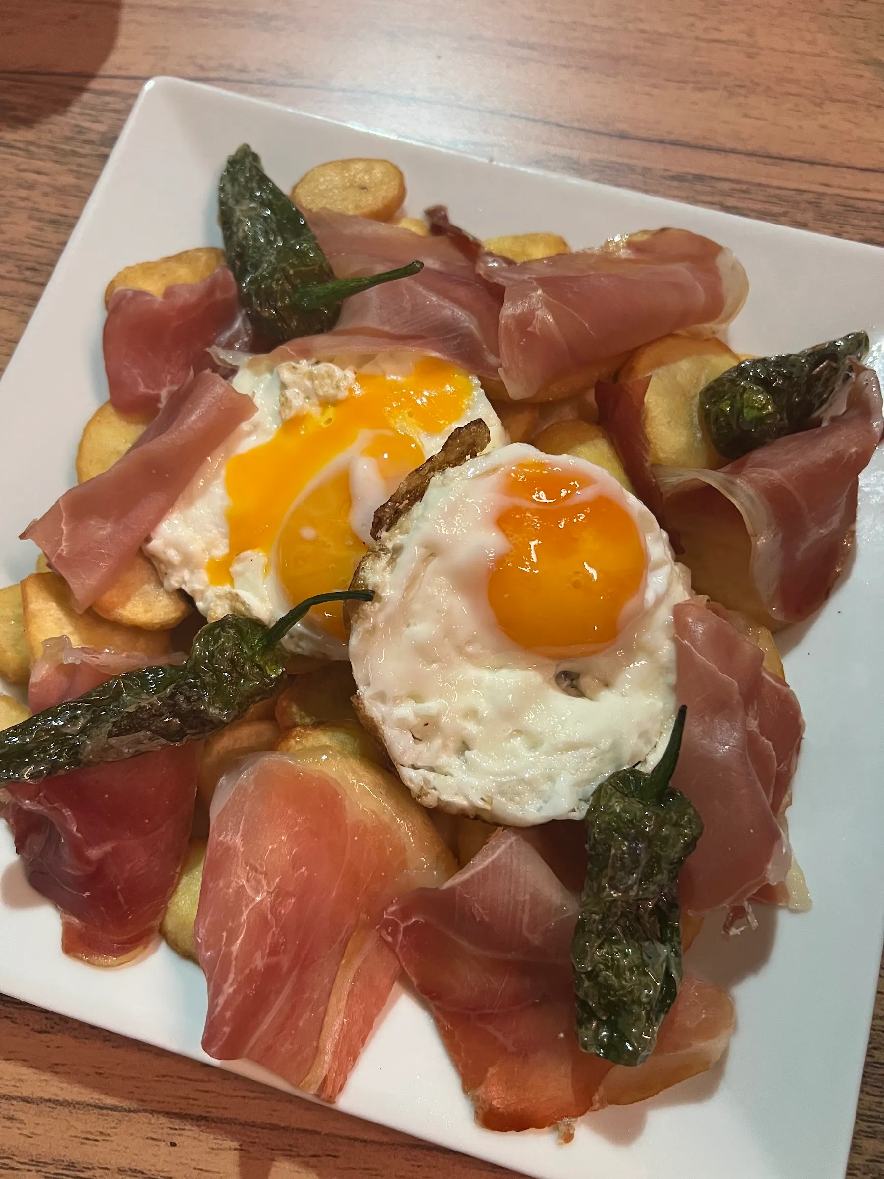 Huevos rotos con jamón serrano