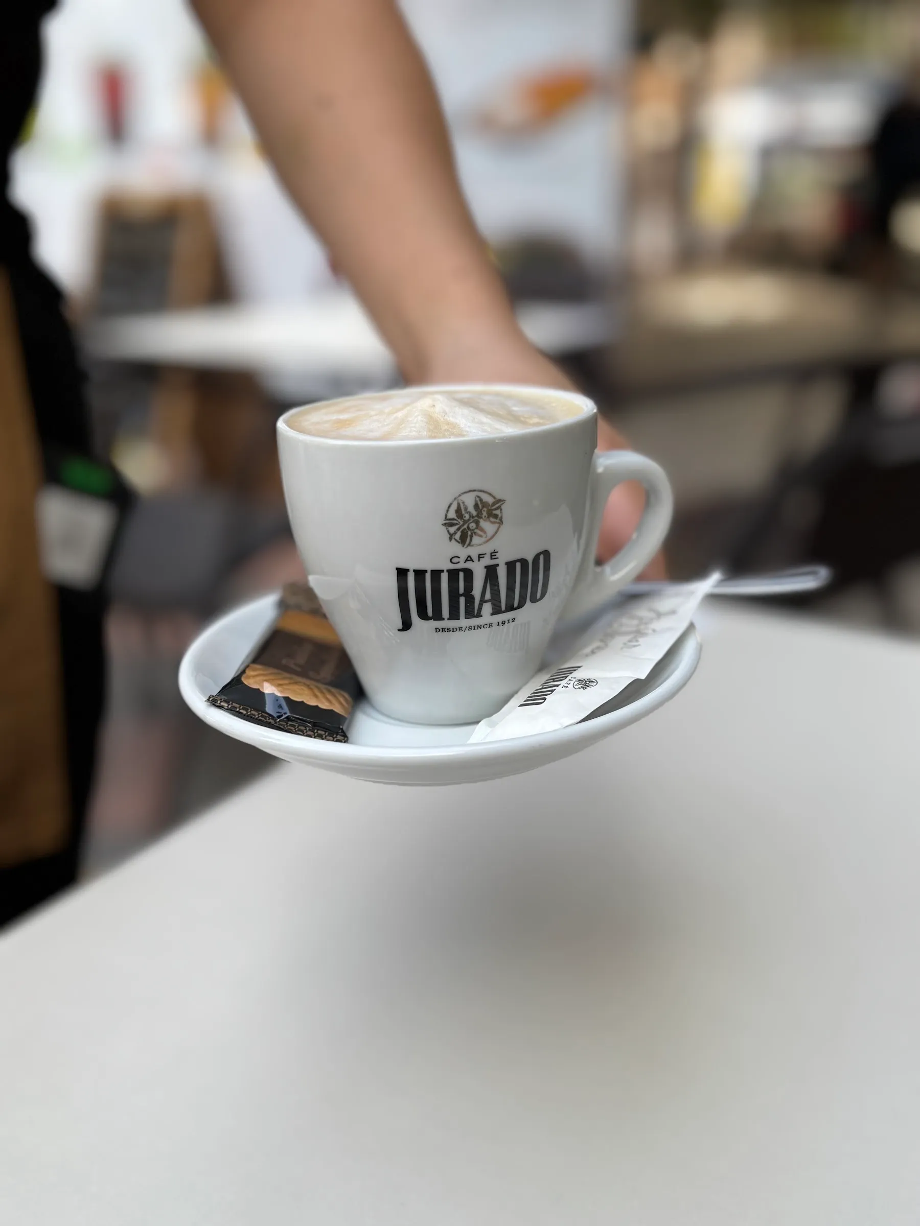 Taza de Café Jurado servida en la terraza
