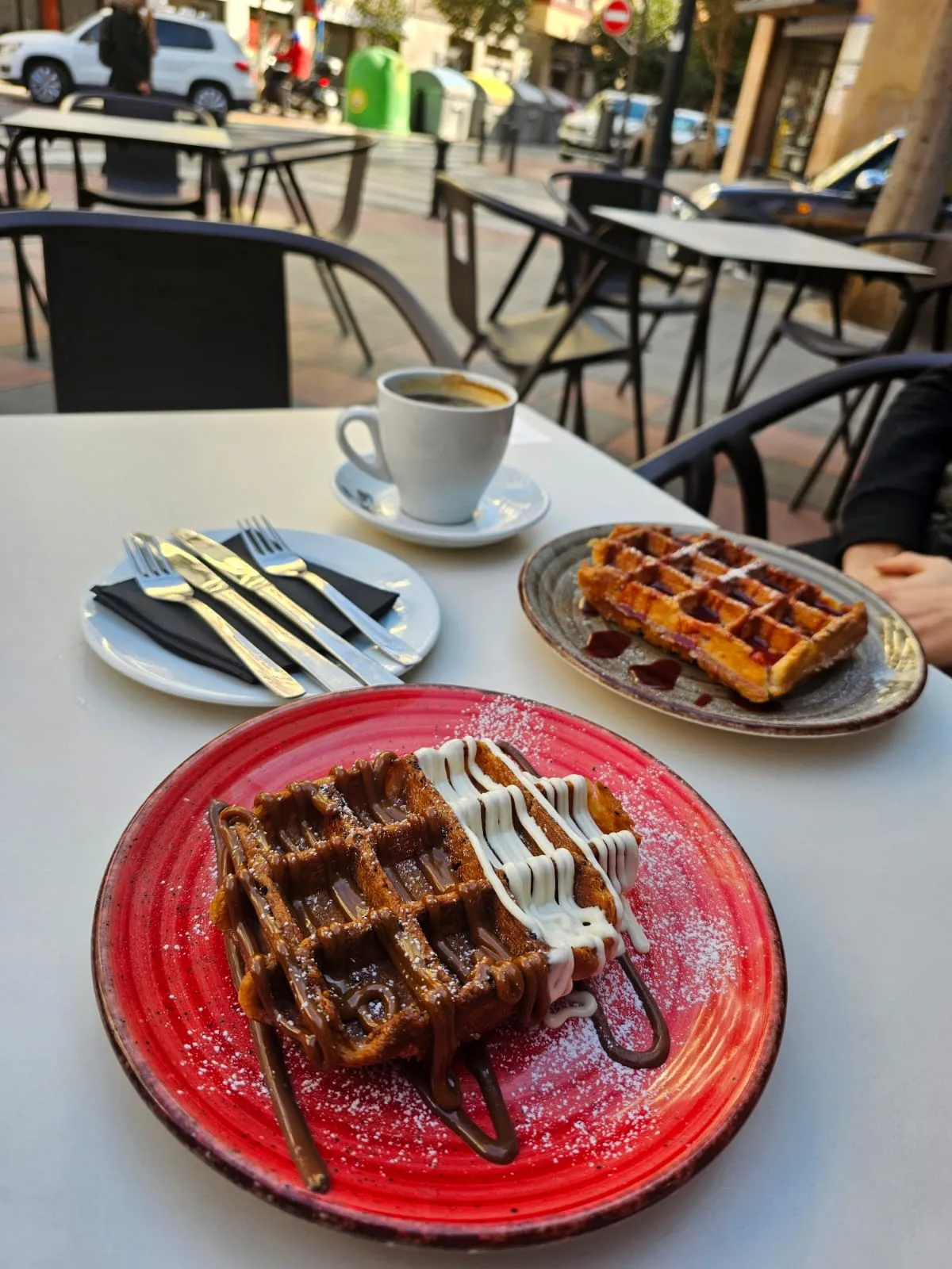 Gofres con sirope y un café en la terraza
